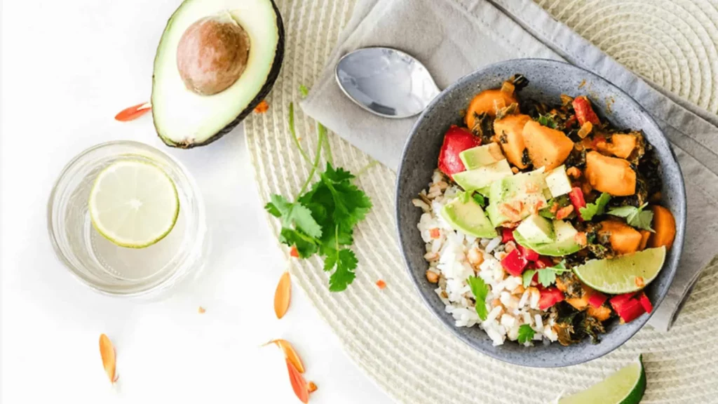 Un repas varié avec légumes, céréales et avocat.
